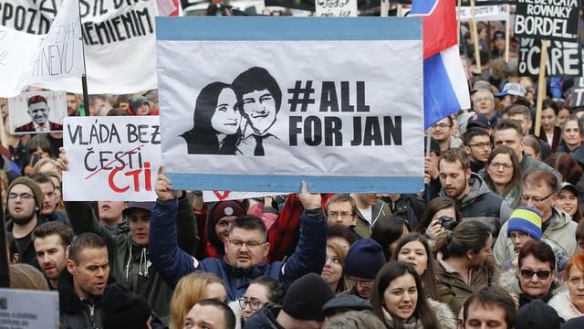 Des manifestants dans les rues de Bratislava le 16 mars 2018. [Keystone - AP Photo/Darko Vojinovic]