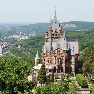 Château de Drachenburg et vue sur la ville de Bonn. [Fotolia - Nieuwenkampr]