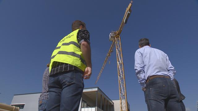 La grue de Porrentruy, dans le canton du Jura, où le couple de cigognes avait élu domicile. [RTS]