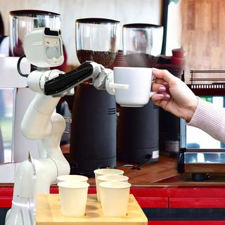 En Californie, les robots remplacent les baristas. [Fotolia - sompong_tom]