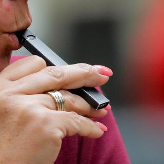 La cigarette électronique Juul pourrait arriver sur le marché suisse. [Reuters - Brendan McDermid]