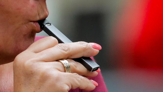 La cigarette électronique Juul pourrait arriver sur le marché suisse. [Reuters - Brendan McDermid]