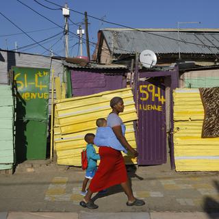 Presque 30 ans après la fin de l'apartheid, l'Afrique du Sud serait le pays le plus inégalitaire au monde. [EPA/Keystone - Kim Ludbrook]