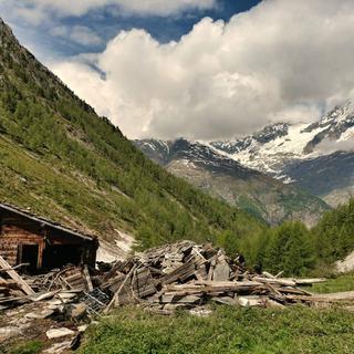 Un hameau d’étables a été emporté par une avalanche à Täschalp dans la vallée de Zermatt en hiver 2017-2018. [RTS - Adrien Zerbini]