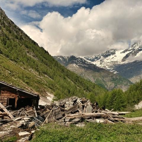 Un hameau d’étables a été emporté par une avalanche à Täschalp dans la vallée de Zermatt en hiver 2017-2018. [RTS - Adrien Zerbini]