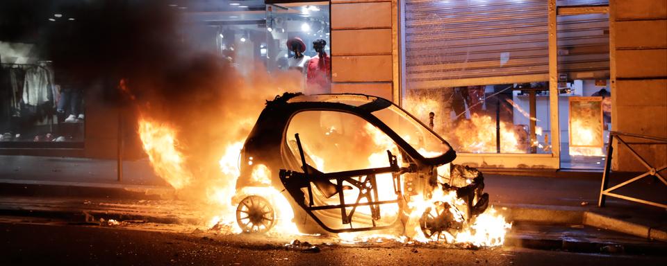 Une voiture calcinée au cours des manifestations des "gilets jaunes" du 8 décembre. [AFP - Thomas Samson]