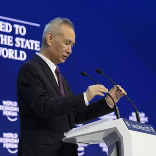 Liu He, membre du Bureau politique du Parti communiste chinois, prononce un discours lors du Forum de Davos. [Keystone - Gian Ehrenzeller]