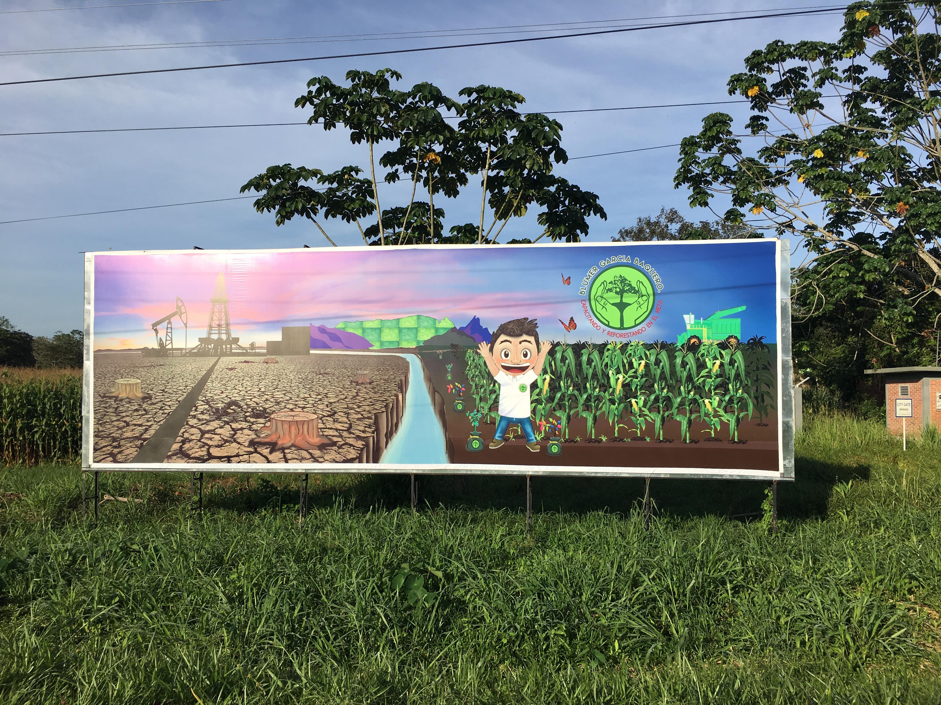 Un panneau fait la promotion de la reforestation, et contre les exploitations industrielles. [RTS - Anouk Henry]