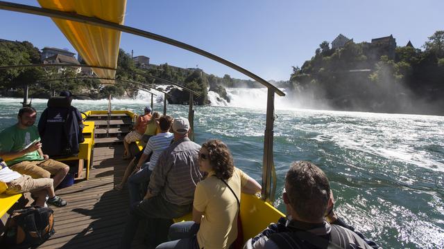 Le prix des excursions fluviales vers les chutes du Rhin explose. [Keystone - Gaëtan Bally]