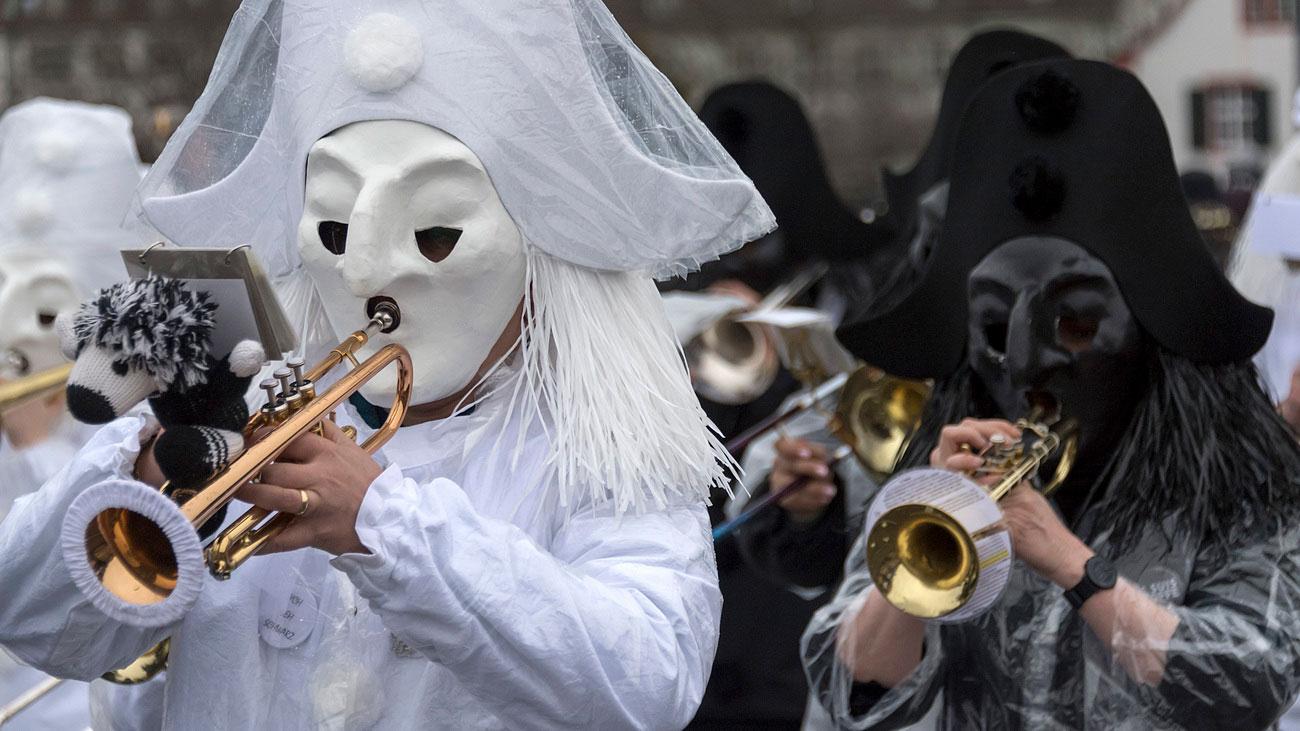 Le cortège du Carnaval de Bâle en 2017. [Keystone - Georgios Kafalas]