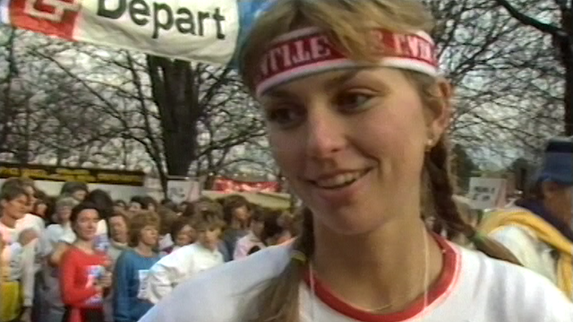 Participante à la course genevoise de l'Escalade, 1986. [RTS]