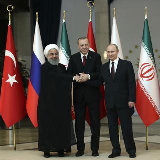Une rencontre tripartite a lieu entre les chefs d'Etat iranien, turc et russe pour décider d'une possible intervention sur le fief rebelle d'Idleb en Syrie. [Keystone - Tolga Bozoglu]