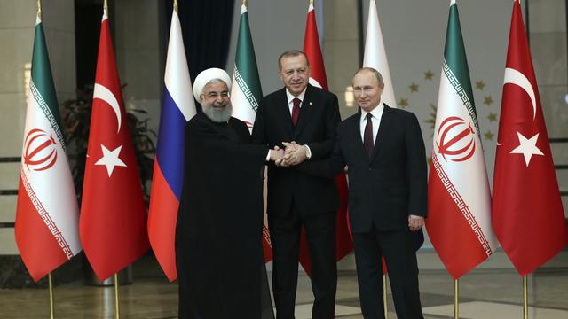 Une rencontre tripartite a lieu entre les chefs d'Etat iranien, turc et russe pour décider d'une possible intervention sur le fief rebelle d'Idleb en Syrie. [Keystone - Tolga Bozoglu]