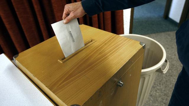 Urne dans un bureau de vote de Brigue, en Valais (image prétexte). [Jean-Christophe Bott]