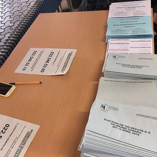Le bureau de vote à Carouge pour le premier tour des élections genevoises. [RTS - Théo Allegrezza]