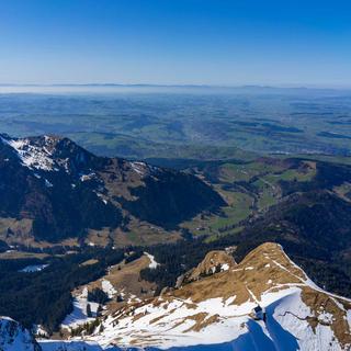 Vue depuis le Mont Pilatus (2'128m) sur la frontière entre les demi-cantons d'Obwald et Nidwald (Suisse). [Fotolia - Jose]