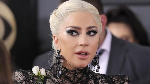 Lady Gaga portait des boutons de rose à l'épaule droite et une étiquette Time's Up, symboles de la lutte contre le harcèlement sexuel. [Reuters - Andrew Kelly]