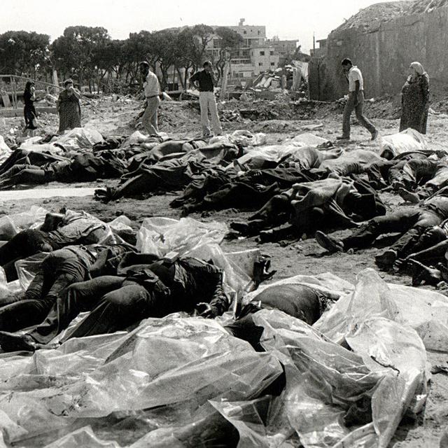 Beyrouth, 21 septembre 1982, quelques jours après les massacres perpétrés par des milices chrétiennes pro-israéliennes dans les camps de réfugiés palestiniens de Sabra et Shatila. Les quelque 700 victimes seront enterrées simultanément. [KEYSTONE/AP - An Nahar/Ibrahim Tawil]