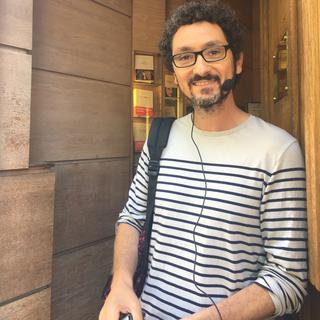 David Foenkinos devant les bureaux de Gallimard à Paris. [RTS - Karine Vasarino]