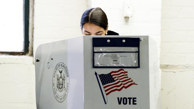 Alexandria Ocasio-Cortez, qualifiée d'étoile de la gauche américaine, en train de voter à New York le 6 novembre 2018. [EPA/Keystone - Justin Lane]