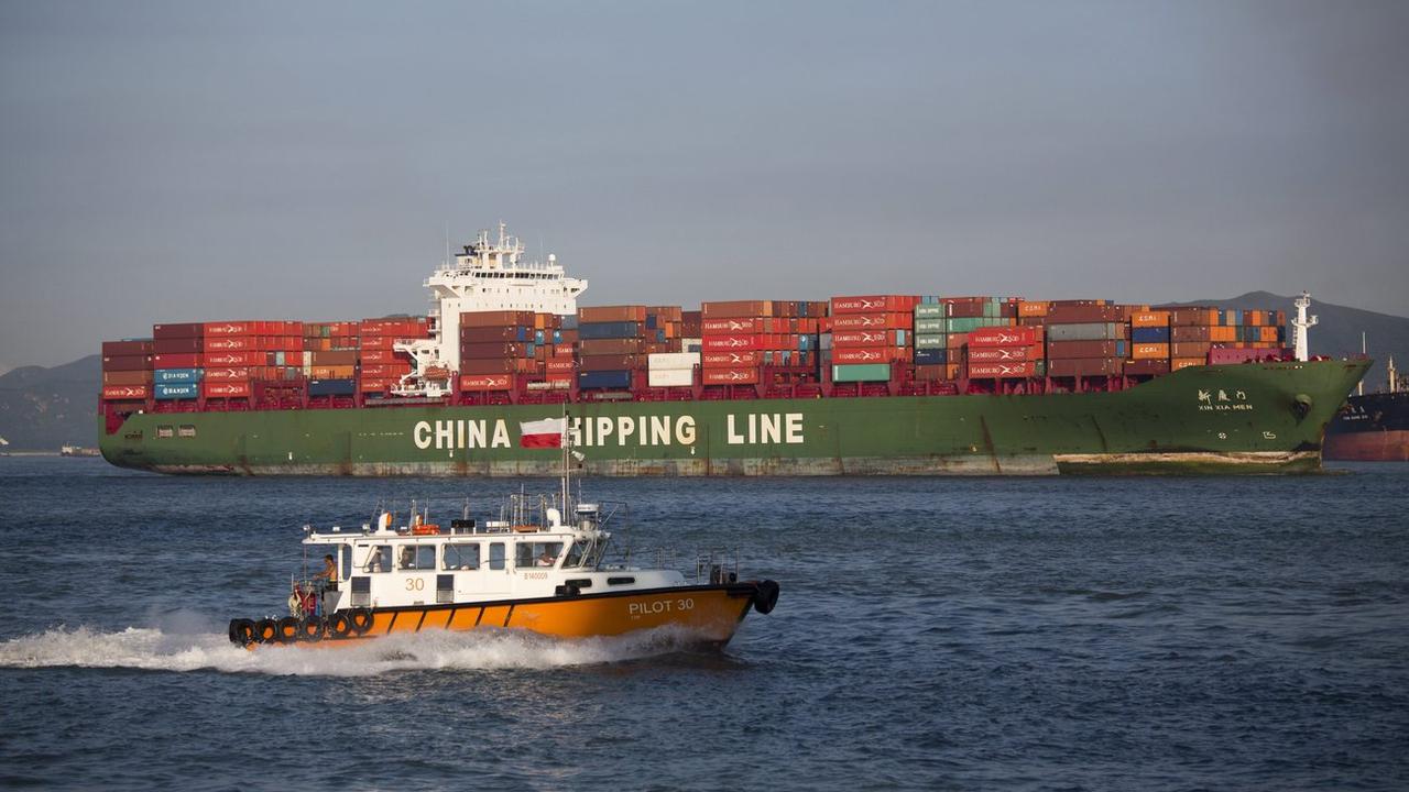Un cargo de containers d'importations-exportations au large de Hong Kong, en Chine. [Keystone - Jérôme Favre]