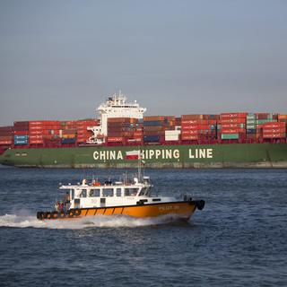Un cargo de containers d'importations-exportations au large de Hong Kong, en Chine. [Keystone - Jérôme Favre]