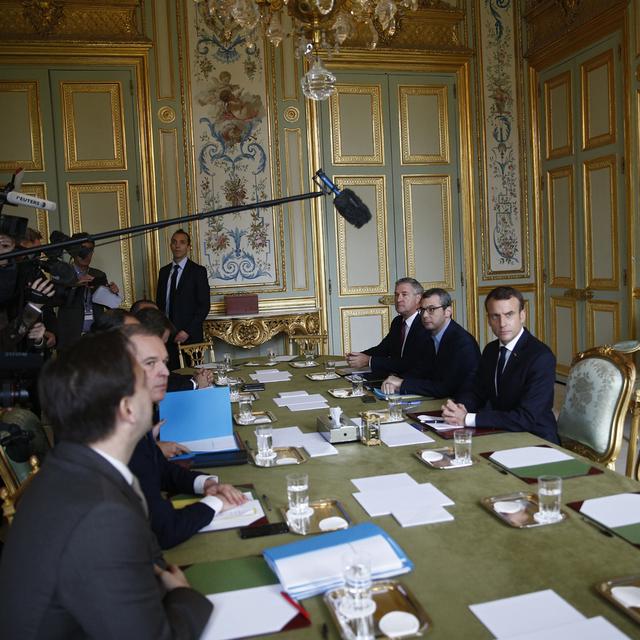 Le président Emmanuel Macron, tout juste rentré du G20 en Argentine, avant la réunion d'urgence liée aux "gilets jaunes". [Keystone - Stephane Mahe]