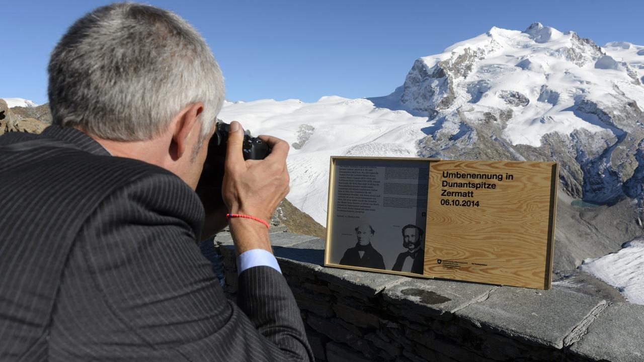 Nicolas Bideau photographiant la plaque commémorative de la pointe Dunant en 2014. [Keystone - Laurent Gillieron]