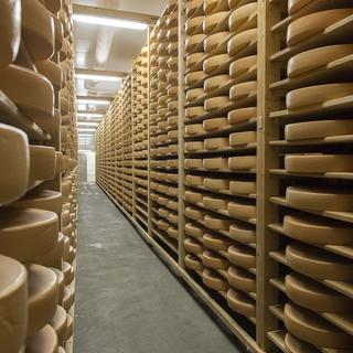 Des fromages entreposés dans le bâtiment de la coopérative des producteurs de fromage d'alpage L'Etivaz. (image d'illustration) [Keystone - Anthony Anex]