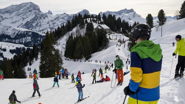 L'affluence de skieurs sur les pistes de Villars dans les alpes vaudoises, domaine qui participe au "Magic Pass". [keystone - Jean-Christophe Bott]