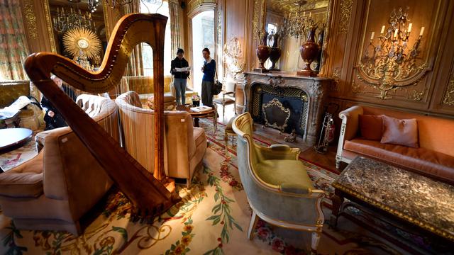 Une photo des meubles du Salon Proust de l'Hôtel Ritz à Paris, qui sont mis aux enchères du 17 au 21 avril. [Keystone - Gérard Julien]