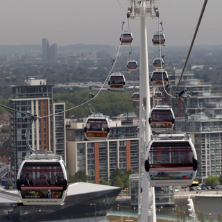 Les transports urbains par câble se multiplient, comme la télécabine construite à Londres pour les JO 2012. [Keystone - Tal Cohen - EPA]