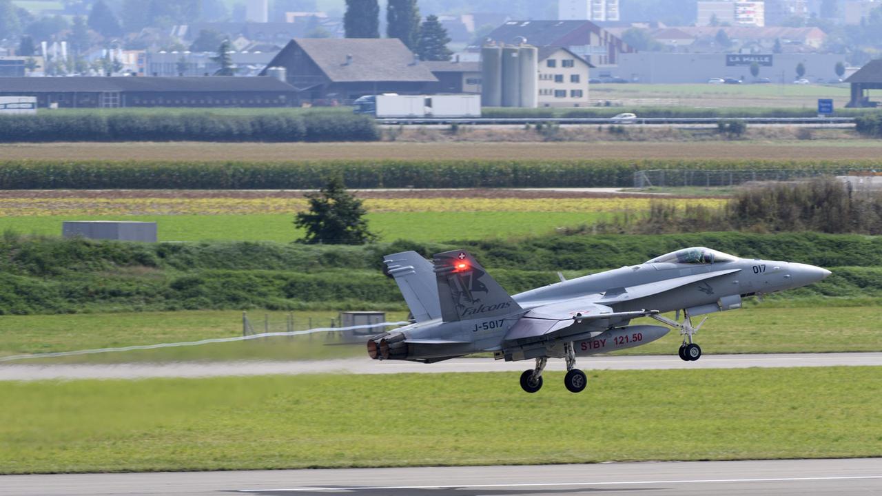 Un avion F/A-18 de l'armée suisse décolle sur l'aérodrome de la base militaire aérienne de Payerne. [Keystone - Laurent Gillieron]