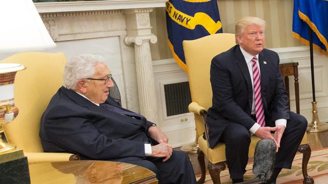 Le président Donald Trump s'adressant à des journalistes lors de sa rencontre avec l'ancien Conseiller à la sécurité et Secrétaire d'État Henry Kissinger, le 10 mai 2017 dans le bureau ovale de la Maison Blanche, Washington D.C., USA. [White House - Shealah Craighead]