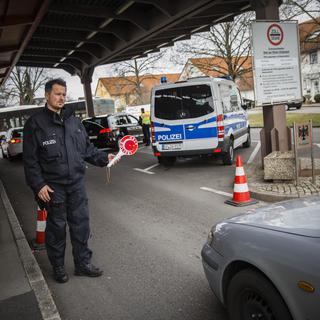 Un policier à la douane germano-suisse de Weil am Rhein. [Keystone - Stefan Bohrer]