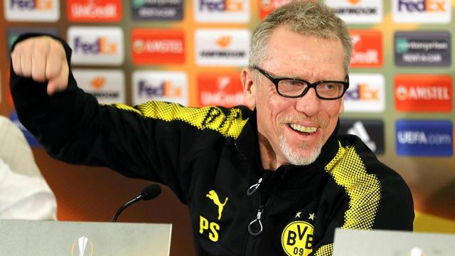 Peter Stöger, l'entraîneur de Dortmund, n'a pas perdu le sourire en conférence de presse avant d'affronter Salzbourg. [Franz Neumayr]