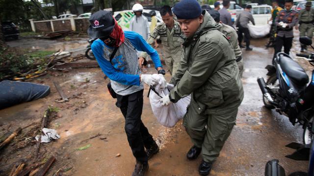 Des secouristes transportent le corps d'une victime à Banten, en Indonésie. [Reuters/Antara Foto - Akbar Nugroho Gumay]