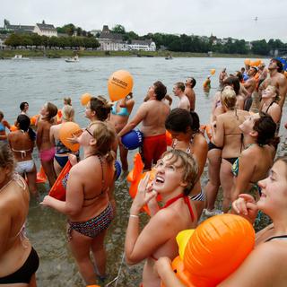 Le 12 août est traditionnellement la journée de la baignade dans le Rhin à Bâle. [Keystone - Andreas Frossard]