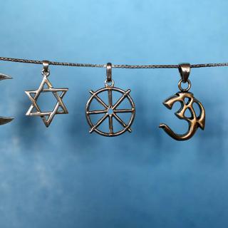 Les symboles de différentes religions: l'islam, le judaïsme, le bouddhisme, l'hindouisme, et le christianisme. [GODONG / BSIP]