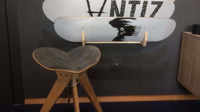 Même les skateboards "s’upcyclent": en couteau, bijoux, sculpture ou tabouret. [RTS - Didier Pradervand]