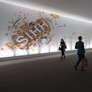 Des visiteurs à l'entrée du Salon international de la haute horlogerie (SIHH), en janvier 2018. [Keystone - Salvatore Di Nolfi]