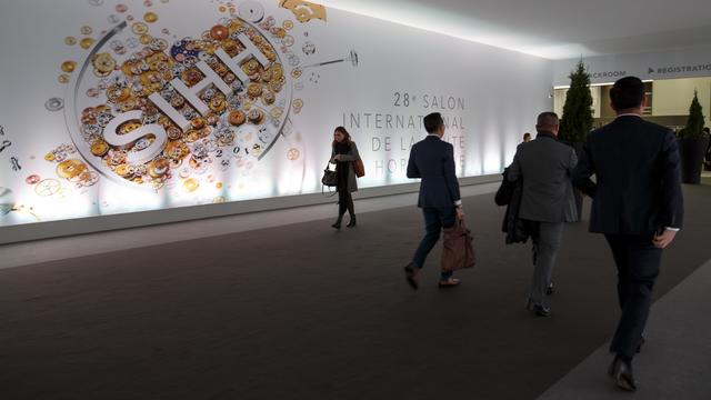 Des visiteurs à l'entrée du Salon international de la haute horlogerie (SIHH), en janvier 2018. [Keystone - Salvatore Di Nolfi]