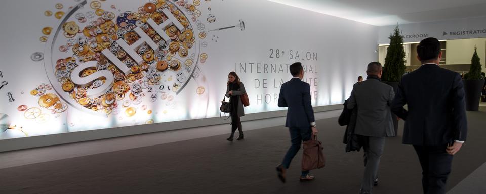 Des visiteurs à l'entrée du Salon international de la haute horlogerie (SIHH), en janvier 2018. [Keystone - Salvatore Di Nolfi]