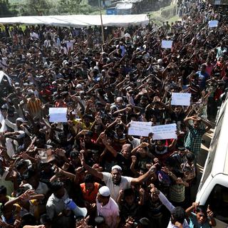 Des centaines de réfugiés rohingyas ont manifesté jeudi contre l'opération de rapatriement en Birmanie. [Reuters - Mohammad Ponir Hossain]