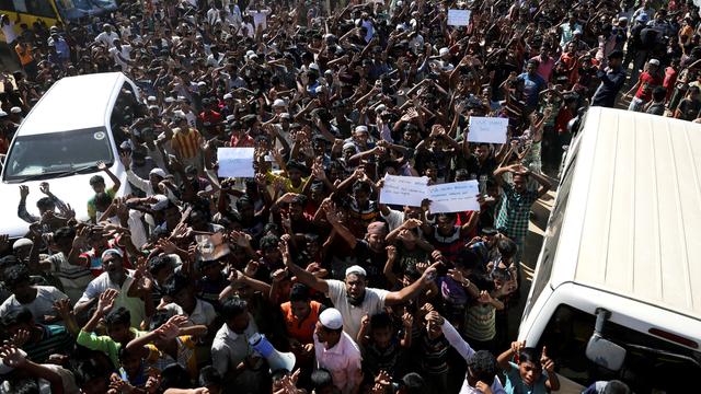 Des centaines de réfugiés rohingyas ont manifesté jeudi contre l'opération de rapatriement en Birmanie. [Reuters - Mohammad Ponir Hossain]