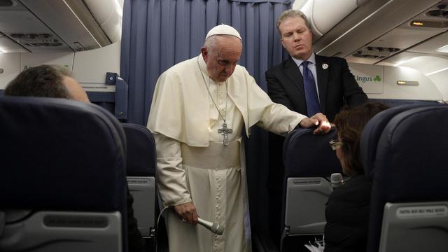 Le pape François répond aux questions des journalistes à bord du vol qui le ramène d'Irlande au Vatican, le 26 août 2018. [EPA/Keystone - Gregorio Borgia]