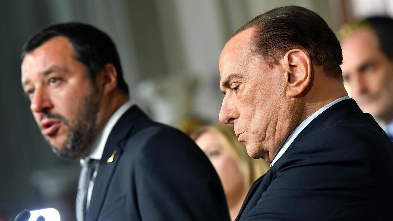 Le leader du parti Forza Italia (droite) avec le chef de la Ligue Matteo Salvin (gauche). [Keystone - Ettore Ferrari]