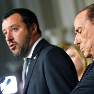 Le leader du parti Forza Italia (droite) avec le chef de la Ligue Matteo Salvin (gauche). [Keystone - Ettore Ferrari]