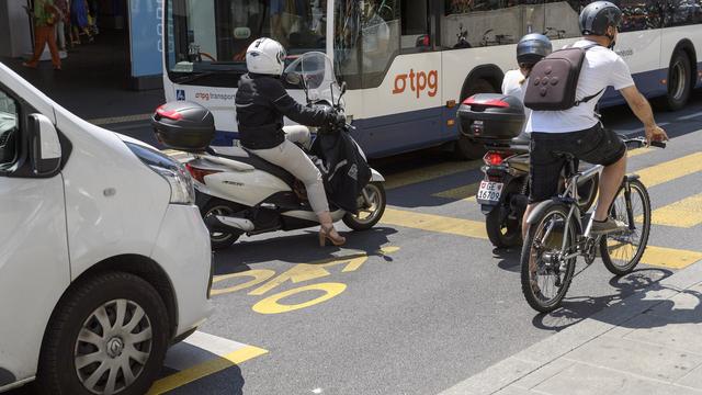 Un cycliste pris dans la circulation genevoise.