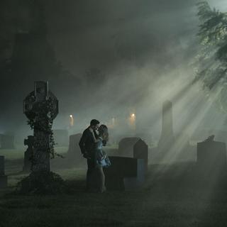 Rebecca Rittenhouse et Tom Bateman dans "The Body", premier épisode de la série "Into the Dark". [Hulu - Jr. SMPSP]
